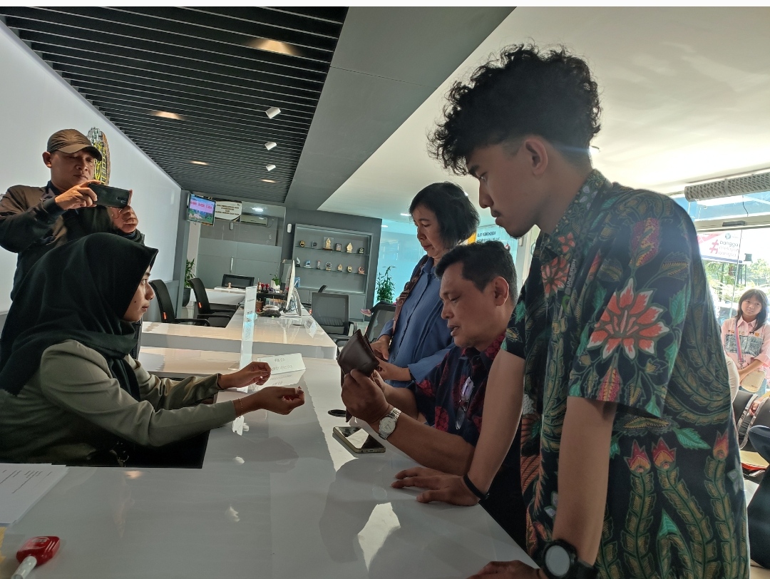 Masyarakat protes ke Kantor Imigrasi Semarang karena layanan paspor terganggu, Senin (24/6/2024).