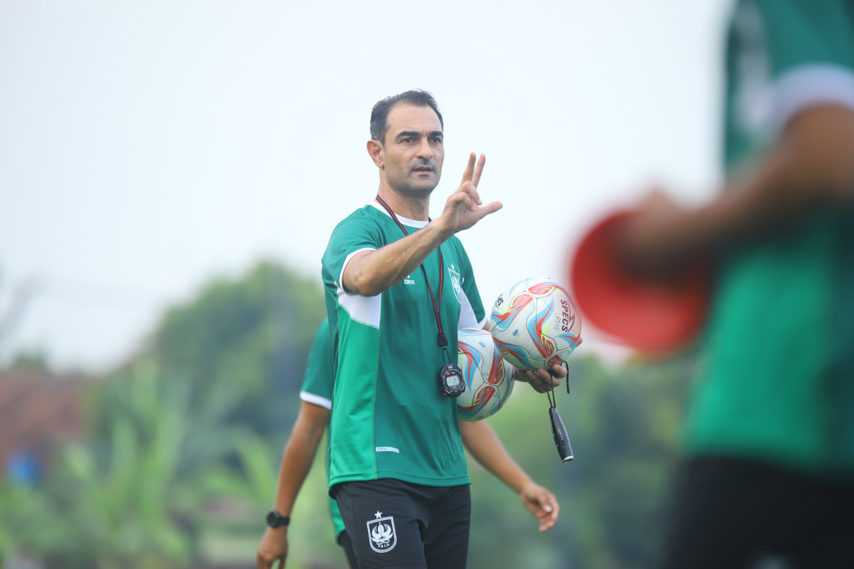 Para penggawa Laskar Mahesa Jenar melaksanakan latihan perdana di Lapangan Wisesa PSIS Training Ground, Senin (24/6).