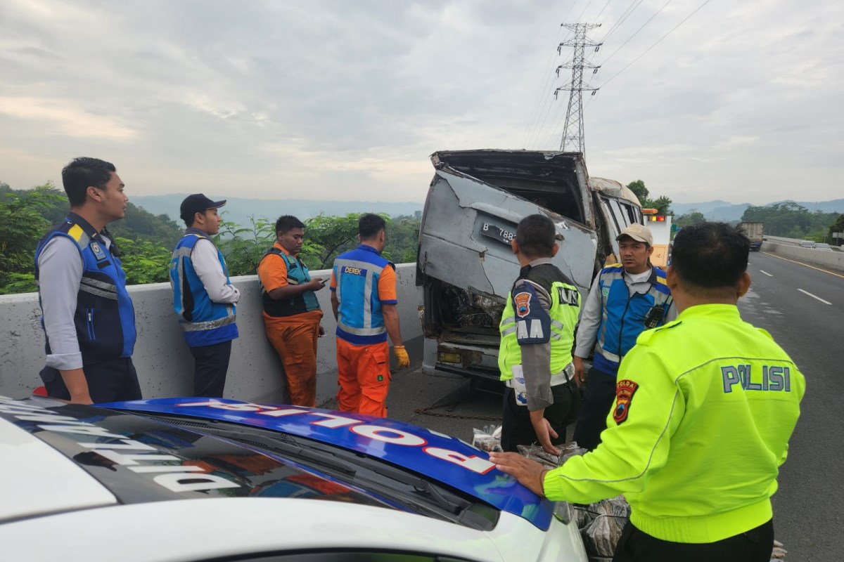 Mobil Isuzu Elf bernopol B-7883-IT mengalami kecelakaan tunggal saat melintas di ruas Jalan Tol KM 421.700 Banyumanik Kota Semarang, Senin (24/6/2024) sekitar pukul 06.00.