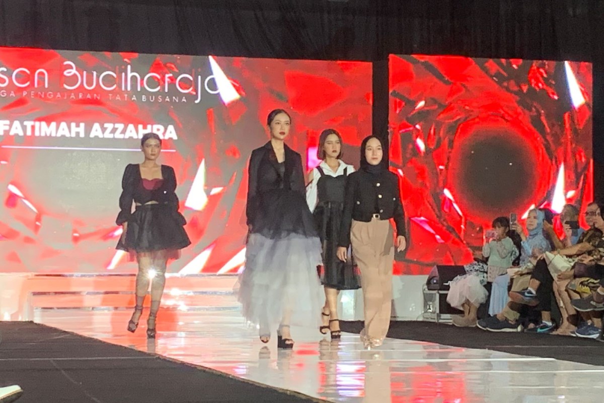 Sejumlah model tampil memukau dalam peragaan busana annual show siswa LPTB Susan Budihardjo Semarang. DEVI KHOFIFATUR RIZQI/ JAWA POS RADAR SEMARANG