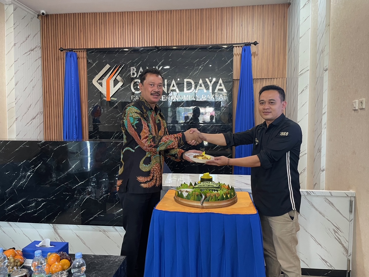Direktur Utama Bank Guna Daya Arry Mardiyanto saat meresmikan Kantor Bank Guna Daya Cabang Ungaran. Maria Novena/Jawa Pos Radar Semarang