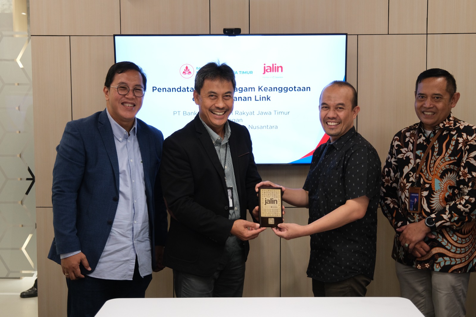 Dirut Jalin Ario Tejo Bayu Aji, Dir. Commercial Jalin Eko Dedi Rukminto, Plt. Dirut Bank UMKM JatimIrwan Eka Wijaya A., dan Pemimpin Divisi Pemasaran Bank UMKM Jatim Eddy Suleksono.