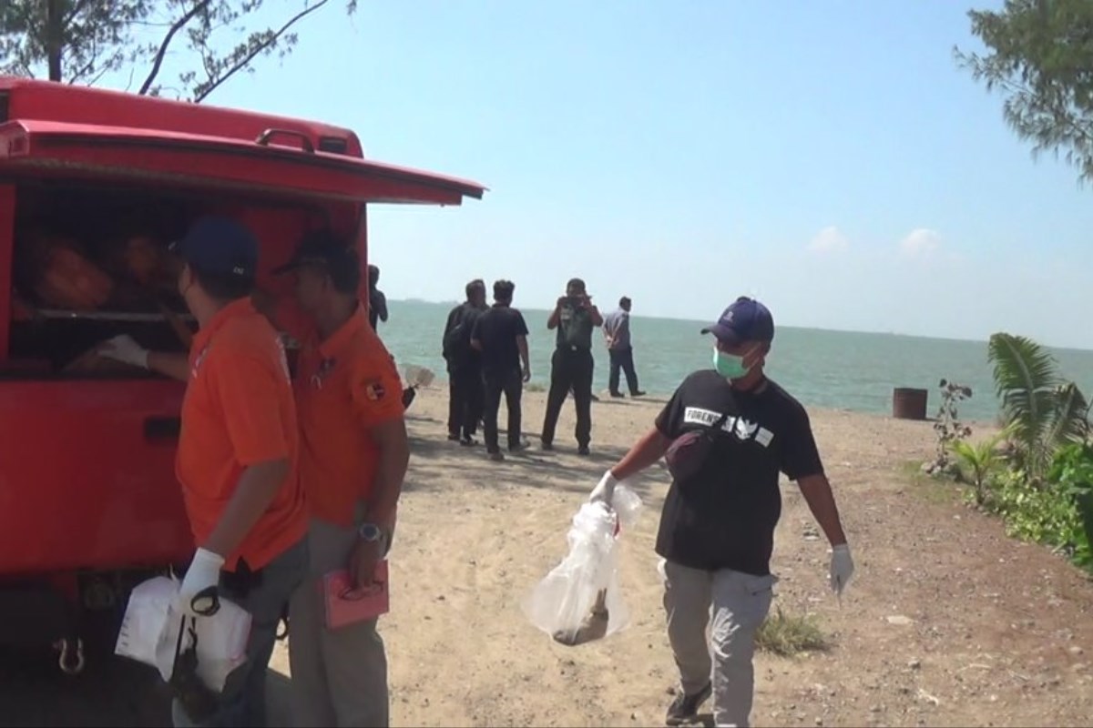 Polisi mengevakuasi temuan potongan kaki manusia di Pantai Marina Semarang. (M Hariyanto/Jawa Pos Radar Semarang)