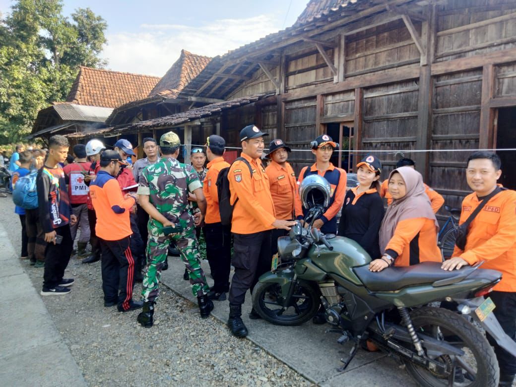 Tim SAR gabungan saat mengevakuasi jenazah bocah yang tenggelam di Sungai Bodri pada Kamis (27/6) kemarin.