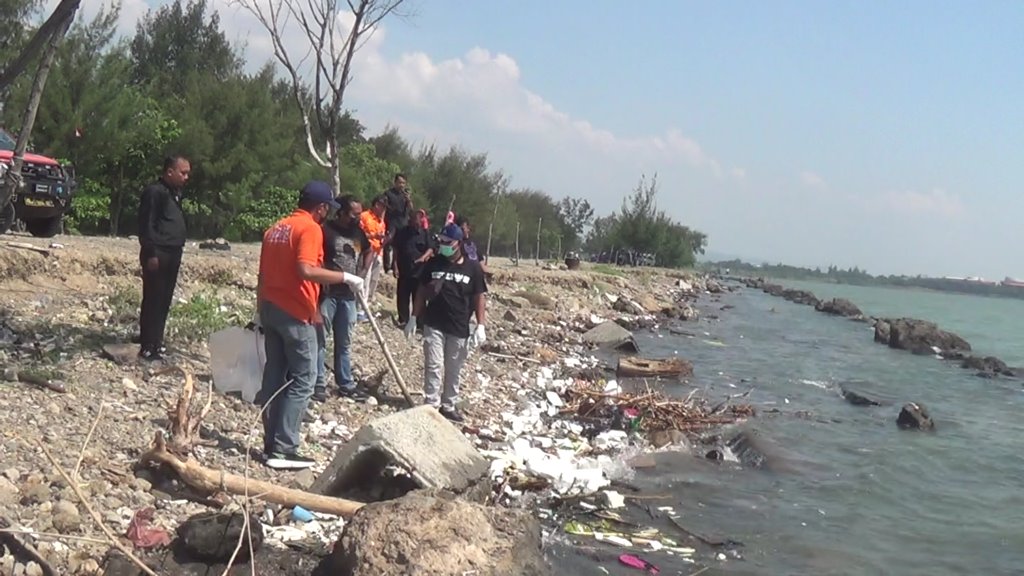 Polisi mengevakuasi temuan potongan kaki manusia di Pantai Marina Semarang. (M Hariyanto/Jawa Pos Radar Semarang)