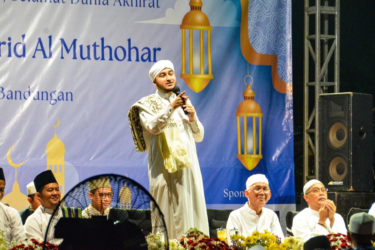 Habib Muhammad bin Farid Al-Muthohar saat menyampaikan tausyiah.