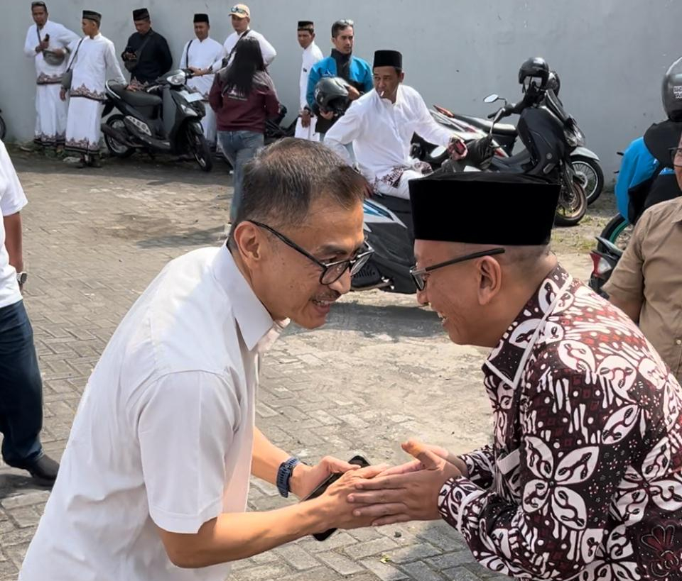 Bakal calon Wali Kota Sinoeng N Rachmadi mengembalikan berkas ke DPC Gerindra Kota Salatiga. Kali ini Sinoeng naik Bajaj didampingi puluhan ojek online. (Dhinar Sasongko/Jawa Pos Radar Semarang)