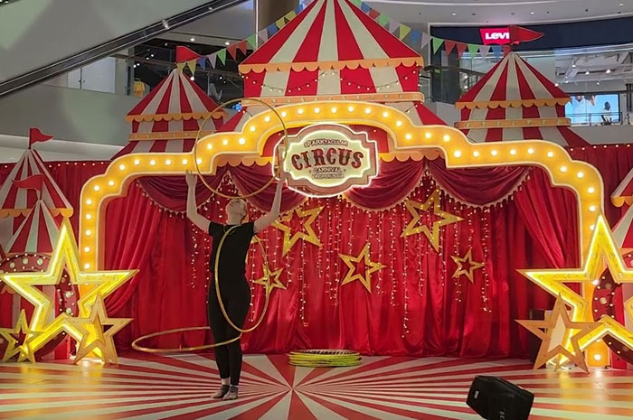 Atraksi Hula Hoops sPARKtacular Circus Carnival di The Park Semarang.