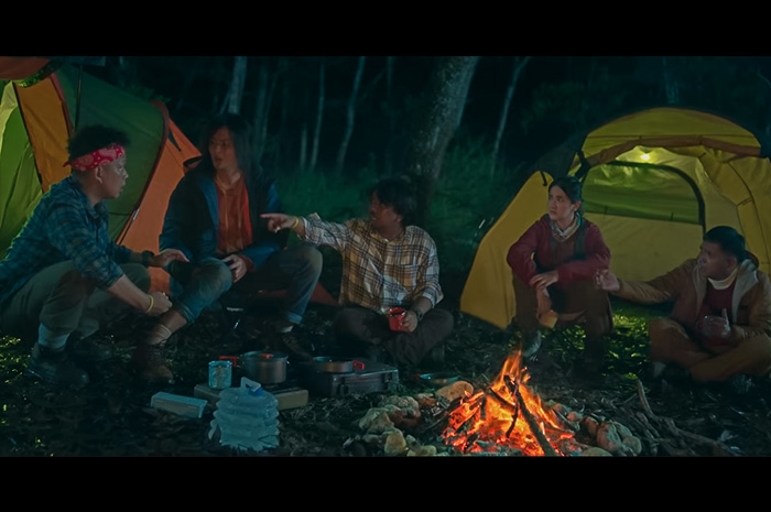 Film Sekawan Limo, menggabungkan mitos pendakian gunung dengan elemen komedi bahasa khas Jawa Timur.