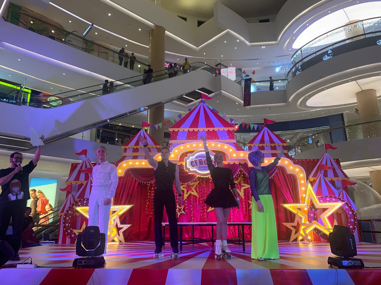 Atraksi memukau dari pemeran Sirkus Rusia ketika pentas di The Park Semarang