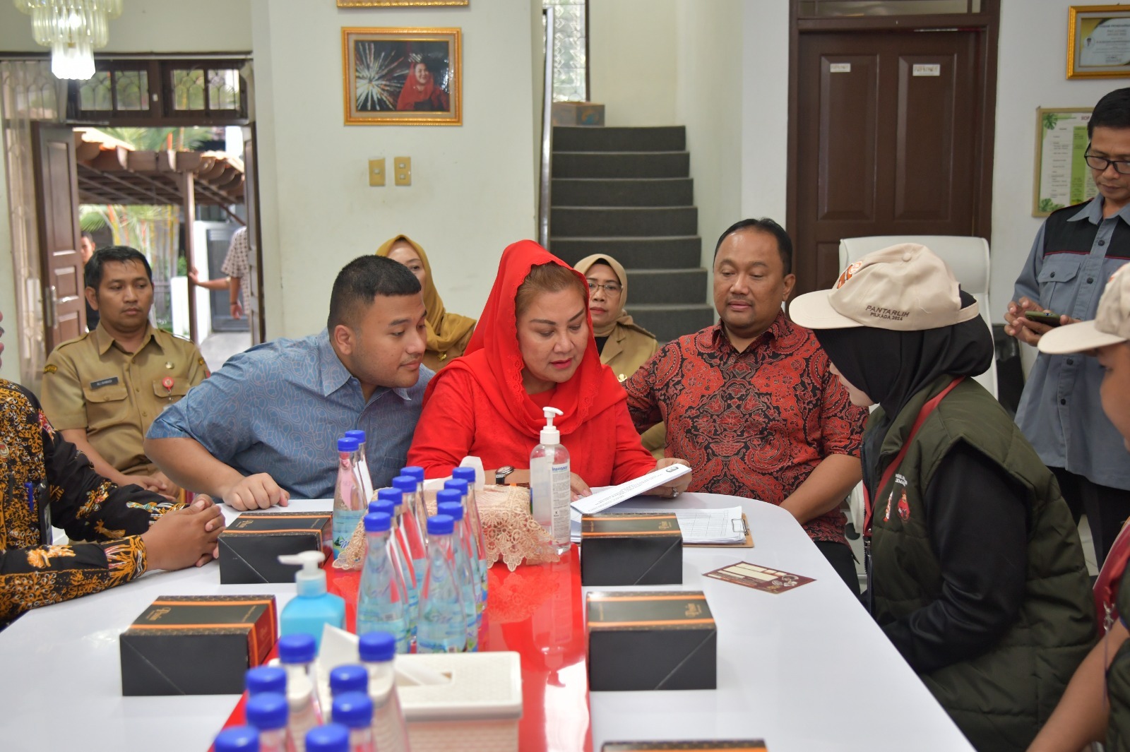 Wali Kota Semarang, Hevearita Gunaryanti Rahayu didampingi sang suami Alwin Basri dan Muhammad Farras Razin Pradana melakukan Coklit di kediamannya, Senin (1/7).