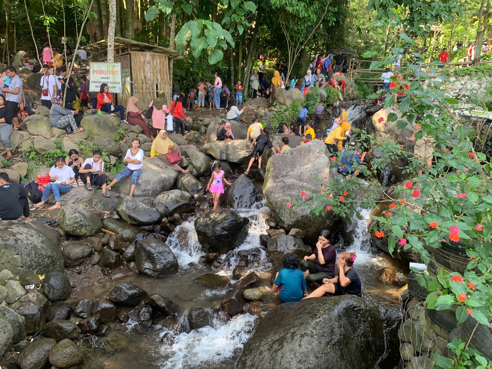Pesona wisata Kalikesek, Kendal, yang menjadi primadona bagi para wisatawan. DEVI KHOFIFATUR RIZQI/ JAWA POS RADAR SEMARANG