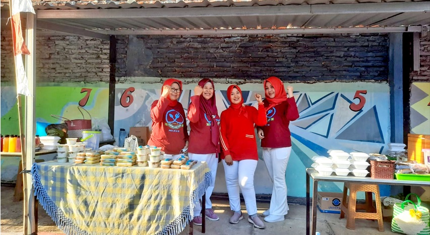 DUKUNG UMKM : Warga RW 02 Kelurahan Jatingaleh di Kampung Kuliner yang buka setiap minggu kedua.