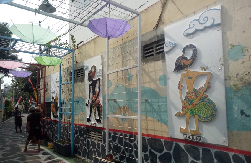 TRADISIONAL : Sejumlah tokoh pewayangan digambar warga RW 02 Kelurahan Pekunden di dinding gang.