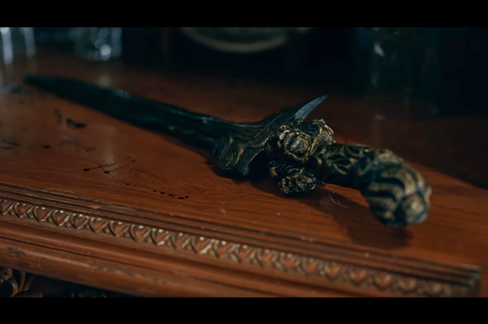 Salah satu benda antik dalam film horor Pusaka yang hadirkan teror misteri di balik kemegahan rumah tua.