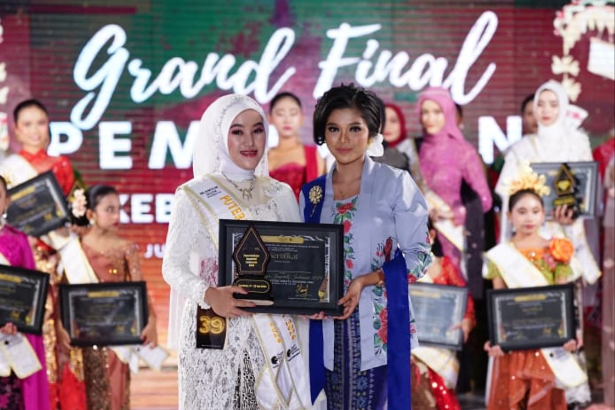 Javierlint Rachma Kusuma Nadhif menerima penghargaan Puteri Kebaya Inspiratif Indonesia 2024