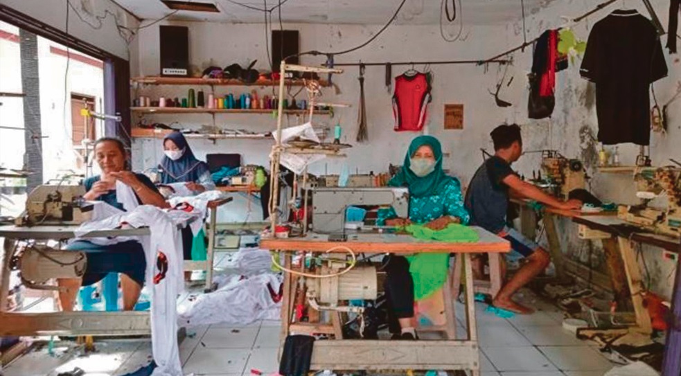 PRODUKSI : Usaha konveksi yang dijalankan salah satu warga RW 02 Kelurahan Purwosari, Mijen.