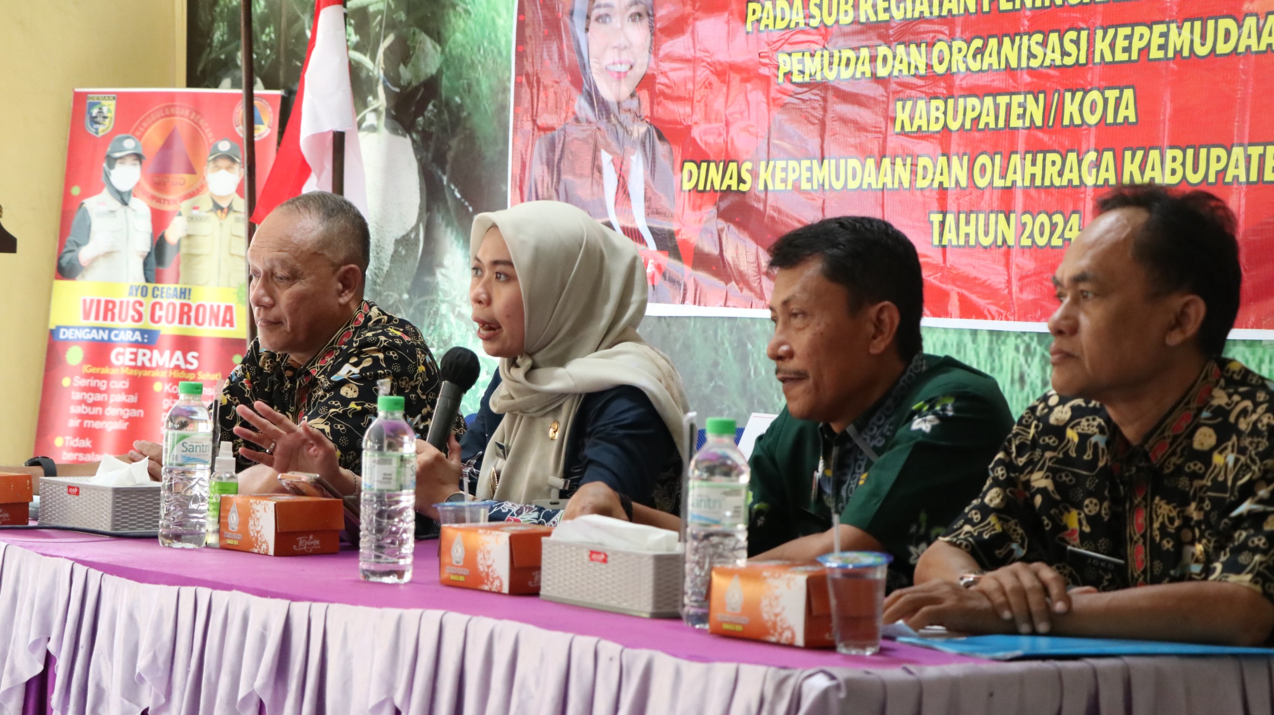 Bupati Demak dr Eistianah dalam acara dialog pemuda di Kecamatan Mijen. (Wahibpribadi)