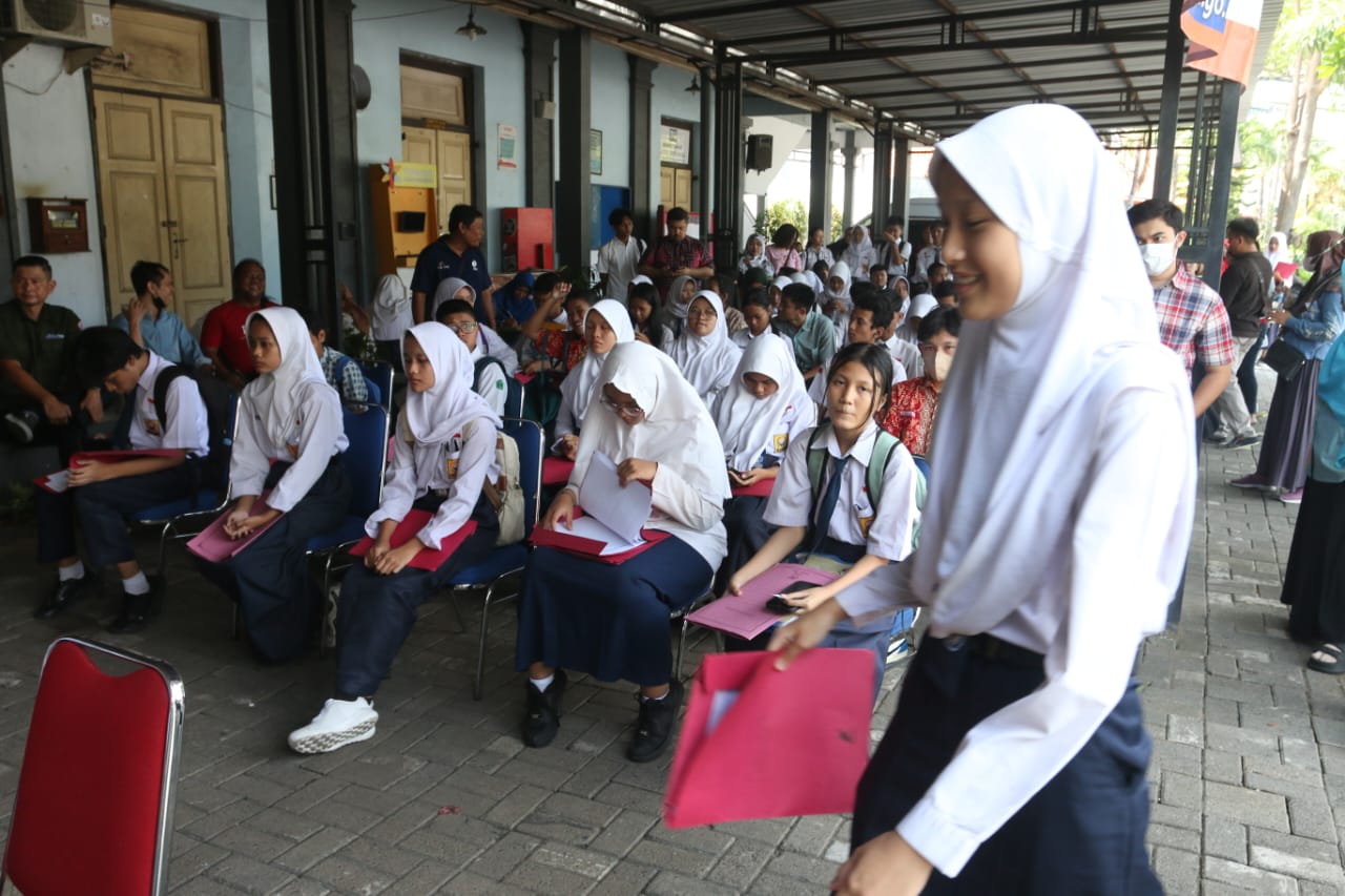 Calon peserta didik mengantre daftar ulang di SMAN 3 Semarang, Rabu (3/7/2024). NUR CHAMIM/JAWA POS RADAR SEMARANG