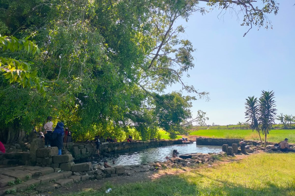 Warga saat berenang di situs petirtaan Balekambang, Kecamatan Gringsing. (Riyan Fadli/Jawa Pos Radar Semarang)