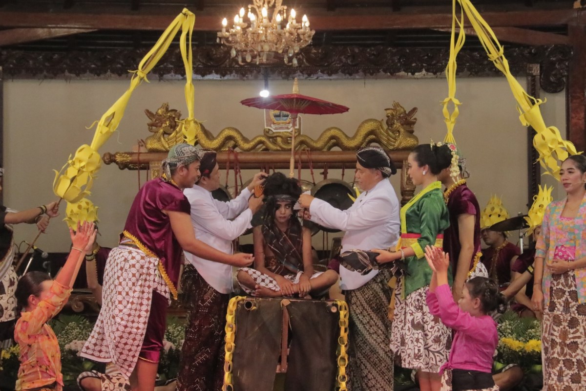 Prosesi upacara ruwatan cukur rambut gimbal yang dilakukan bupati Wonosobo dan Wakilnya Muhammad Albar saat berada di TMII.