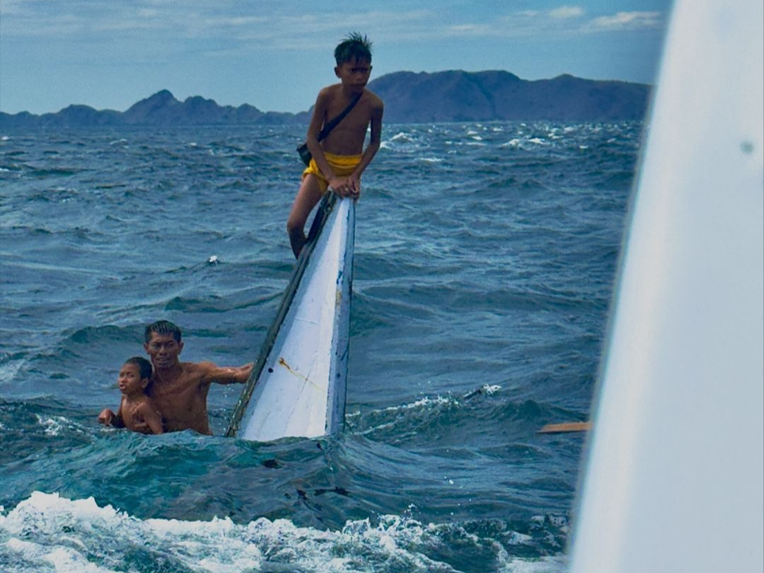 Nelayan dan anak-anaknya yang hampir tenggelam.