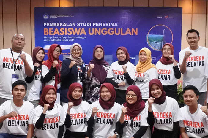 Pelajar berprestasi yang menerima Beasiswa Unggulan saat pembekalan.