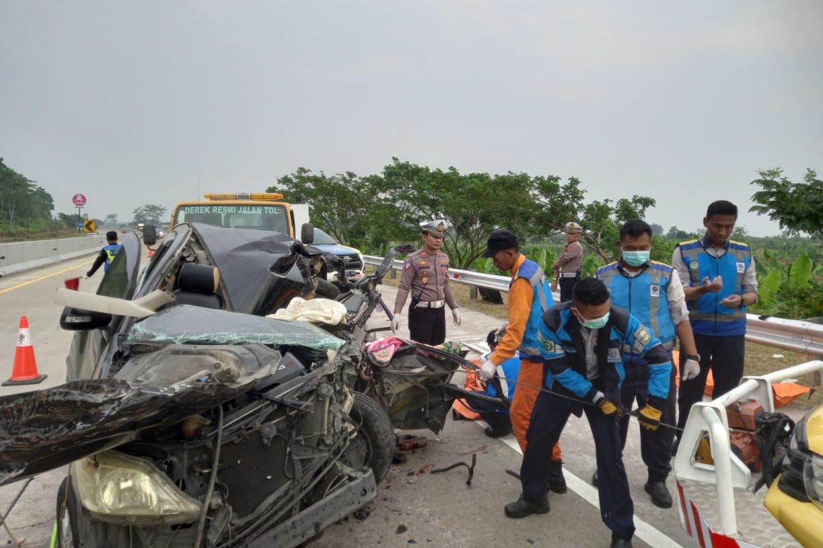 Proses evakuasi mobil yang terlibat kecelakaan di Tol Batang-Semarang.