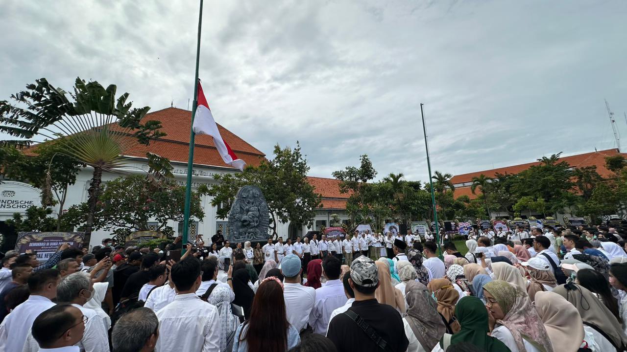Aksi solidaritas terhadap pemberhentian Prof Bus sebagai Dekan FK Unair pada Kamis (4/7)
