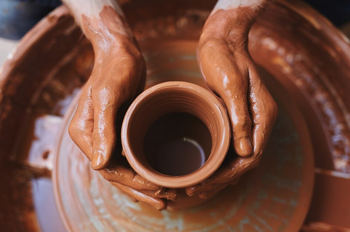 Kerajinan gerabah, masih tetap diminati dan dihargai oleh banyak orang walaupun terkesan kuno.