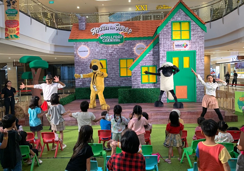 Keseruan para pengunjung menari bersama Shaun dan Bitzer di Atrium Tentrem Mall Semarang, Jumat (5/7/2024).