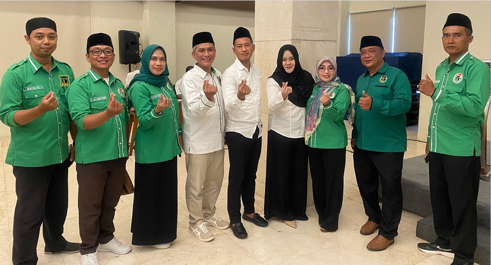 SARANGHAEYO: Mantan Bupati Kendal, Mirna Annisa berfoto bersama Ketua dan Pengurus DPC PPP Kendal, di Hotel Sae Inn. (BUDI SETIYAWAN/RADARSEMARANG.ID)