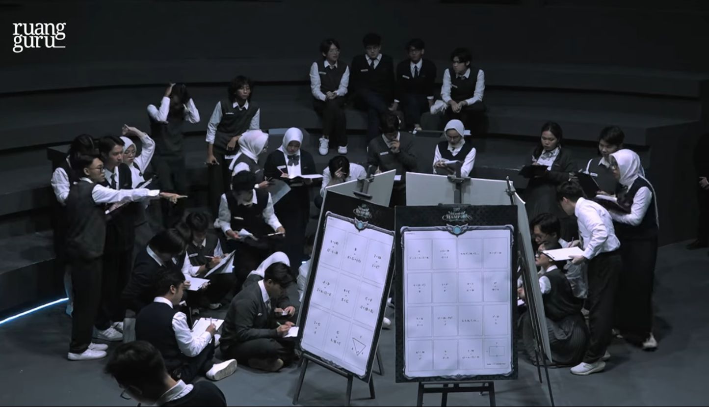 Peserta Clash Of Champion by Ruang Guru terlihat sibuk mengerjakan tantangan soal dari master quiz.