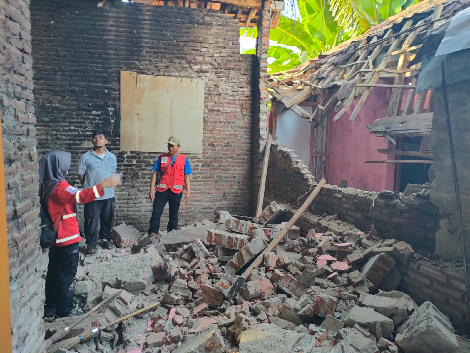 Kondisi salaah satu rumah yang ambruk akibat doguncang gempa Batang. (Istimewa)