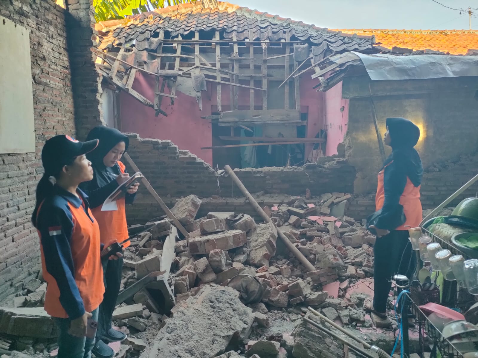 Kondisi rumah warga Lebo, Kecamatan Warungasem yang ambruk karena gempa. RIYAN FADLI JAWA POS RADAR SEMARANG