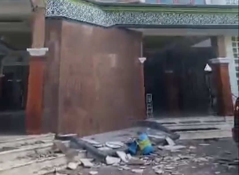 Salah satu masjid yang terdampak gempa Batang.