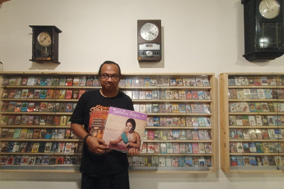 Ibnu Amar Muchsin bersama dengan ratusan koleksinya yang tertata rapi dan terawat. FIGUR RONGGO WASSALIM/JAWA POS RADAR SEMARANG&nbsp;