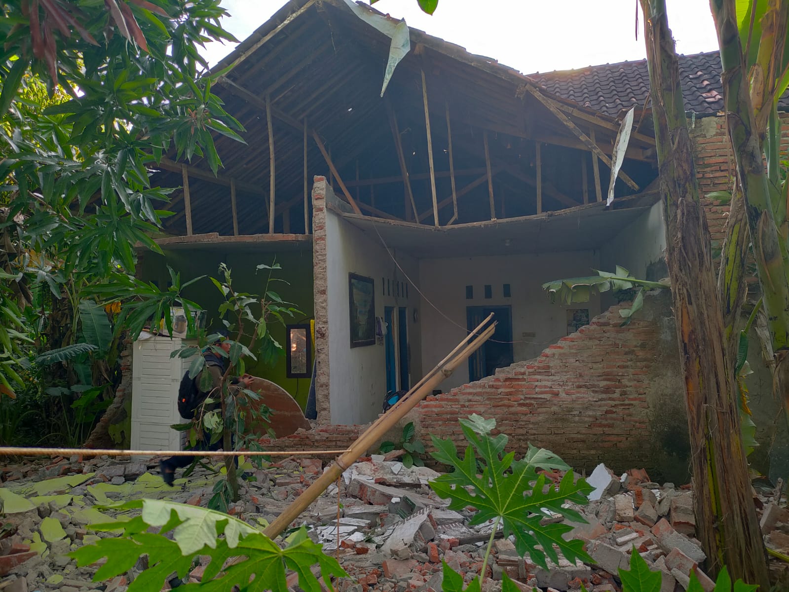 BPBD Kabupaten Batang saat melakukan pendataan kerusakan. (Riyan Fadli Jawa Pos Radar Semarang)