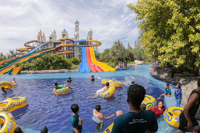 Wisata air Jepara Ourland Park dengan konsepnya yang bergaya Eropa dan Timur Tengah.