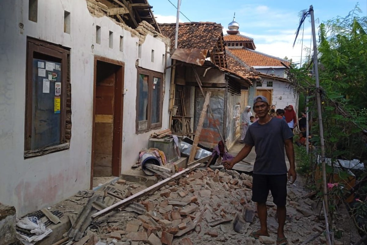 Kondisi rumah warga di Batang pasca terjadi gempa bumi pada Minggu (7/7) kemarin. (Istimewa)