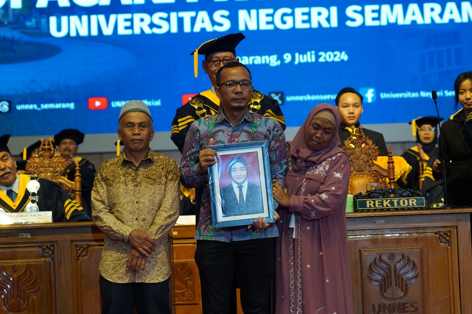 Suasana haru menyelimuti proses wisuda Universitas Negeri Semarang (Unnes) ke -122, Selasa (9/7).