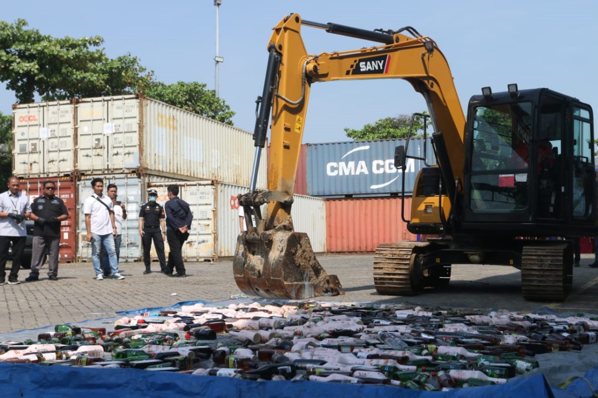 Sebanyak 25,1 juta batang rokok ilegal dimusnahkan Kantor Bea Cukai Jateng & DIY, Selasa (8/7/2024). (NURCHAMIM/JAWA POS RADAR SEMARANG)