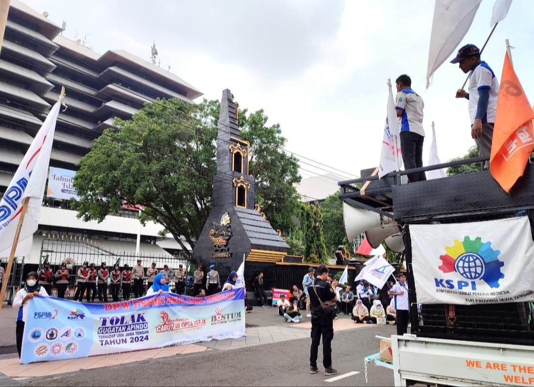 Masa buruh melakukan aksi di depan Kantor Gubernur Jateng, Rabu (10/7/2024).