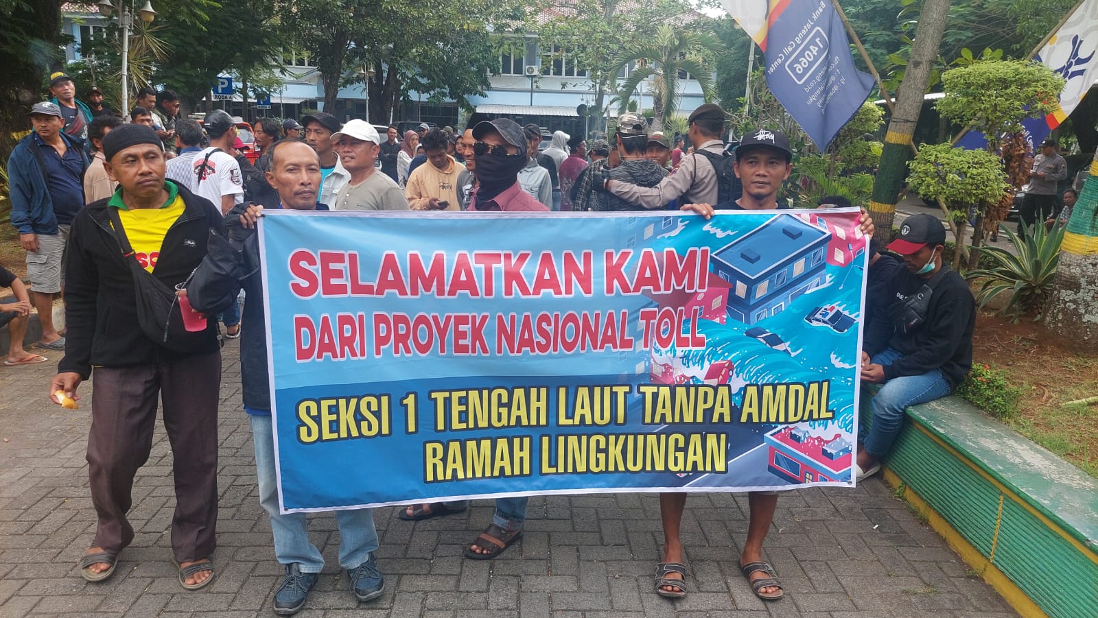 Warga Desa Bedono, Kecamatan Sayung berdemo di Pendopo Demak. (Wahibpribadi)