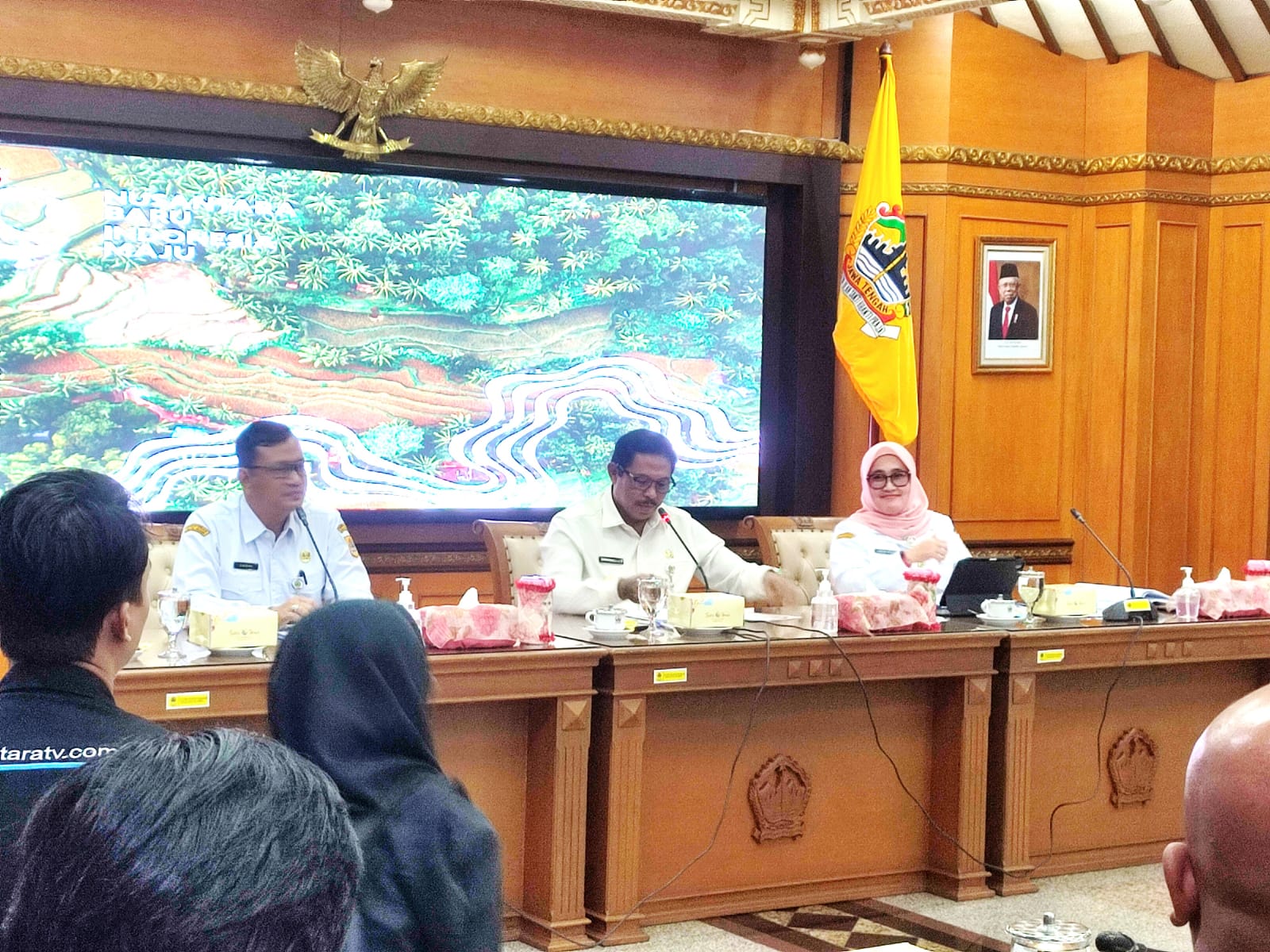 Pj Gubernur Jateng Nana Sudjana didampingi Kepala Dinas Pendidikan dan Kebudayaan Jateng Uswatun Hasanah dan Ketua Tim Aparat Pengawas Internal Pemerintah (APIP) Jawa Tengah Dhoni Widiyanto.