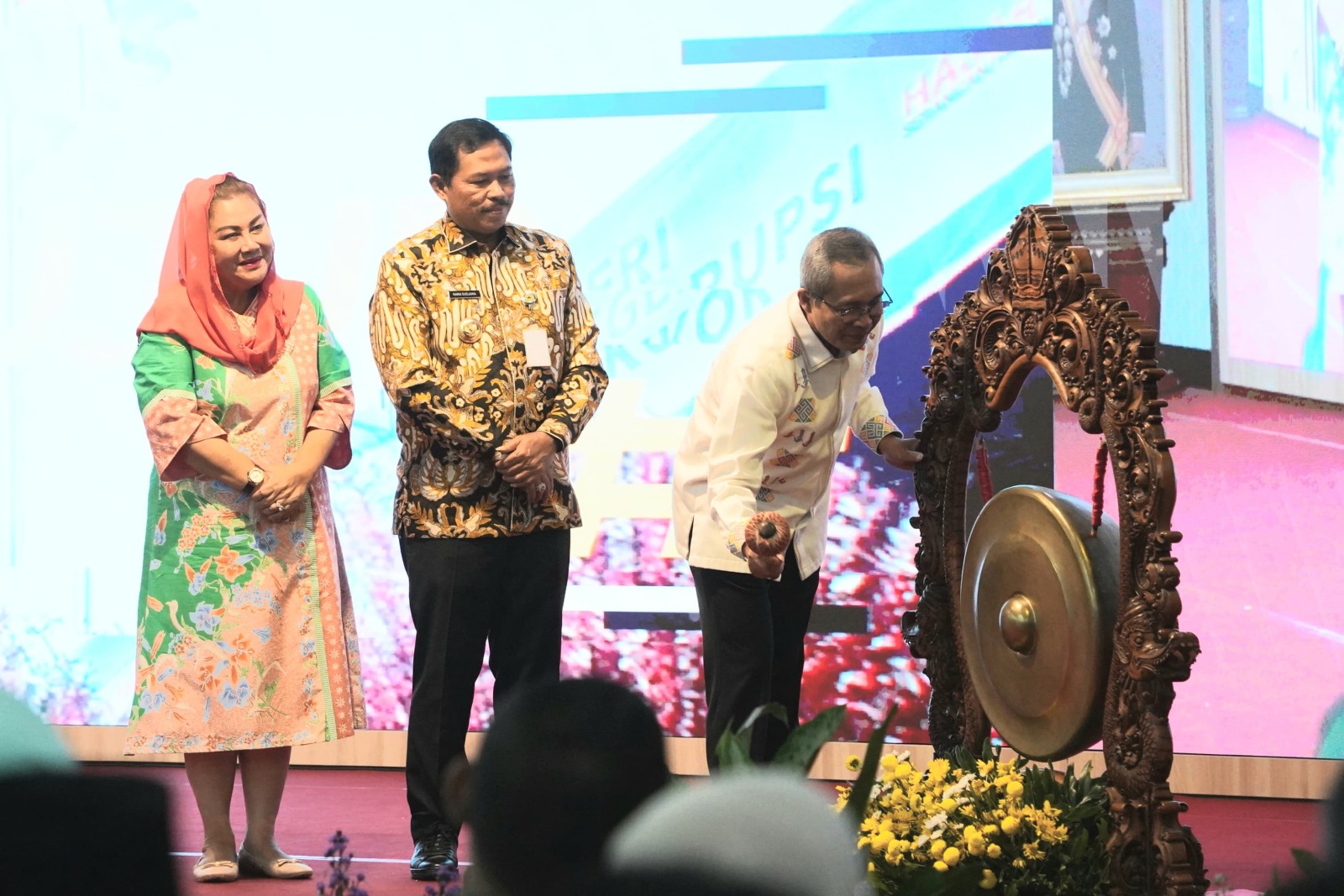 Wali Kota Semarang, Hevearita Gunaryanti Rahayu bersama Penjabat (Pj) Gubernur Jawa Tengah, Nana Sudjana dan Wakil Ketua KPK, Alexander Mawarta saat menghadiri Pembukaan Roadshow Bus KPK di Pemprov ..