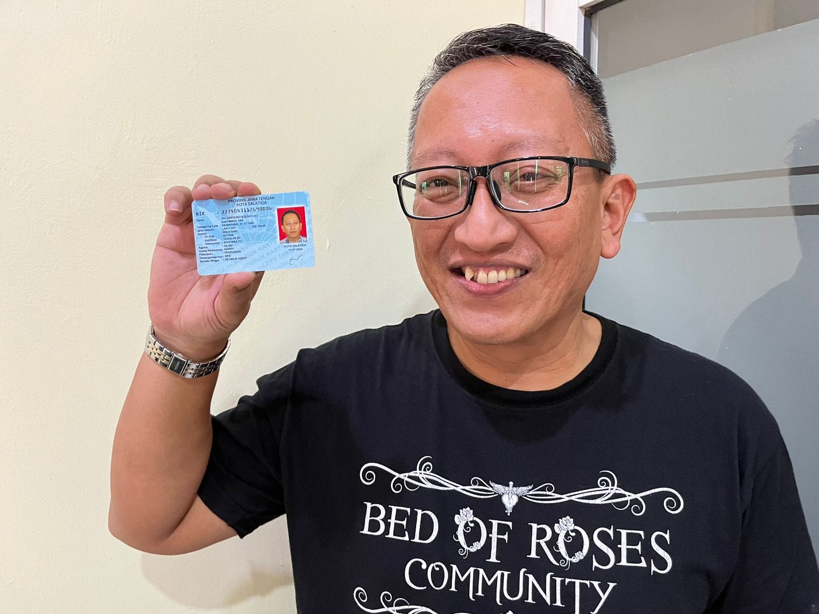 Sioeng menunjukan kartu identitasnya. (Dhinar Sasongko/Jawa Pos Radar Semarang)