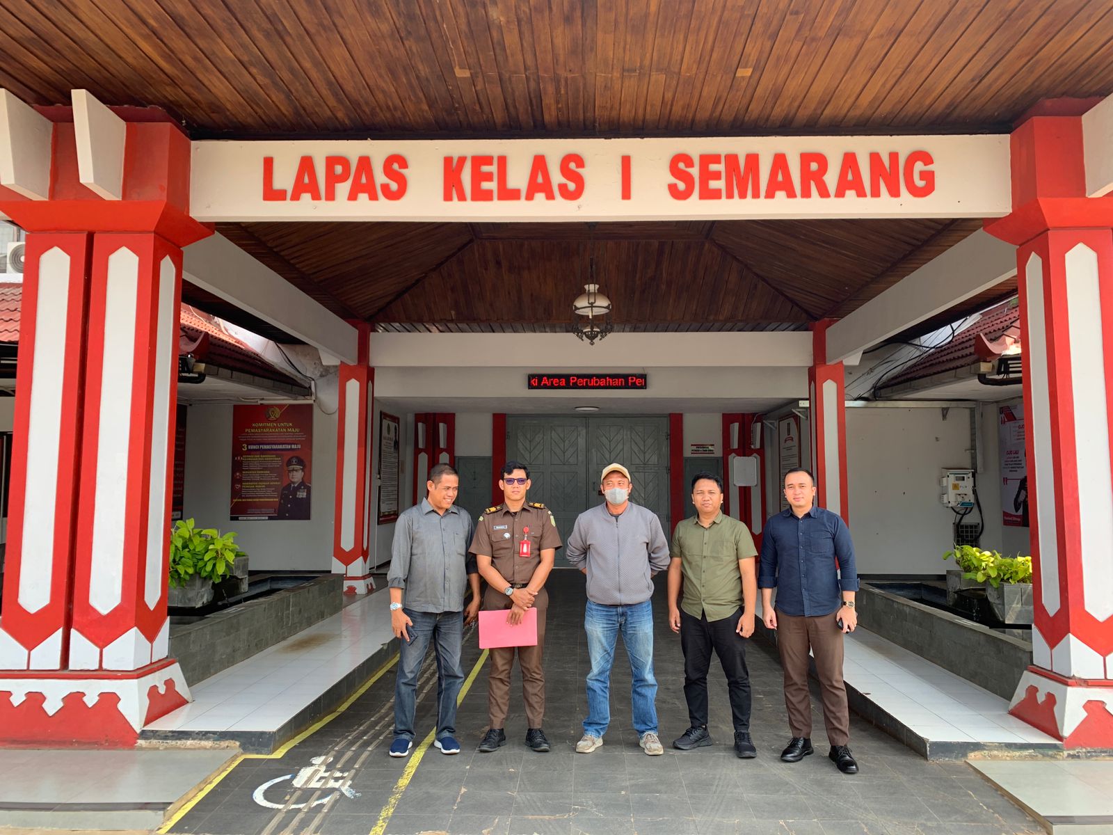 DPO Siswo Nugroho dieksekusi ke Lapas Kedupane oleh Kejari Kota Semarang usai menyerahkan diri atas putusan MA hukuman selama dua tahun pada perkara penipuan perumahan.