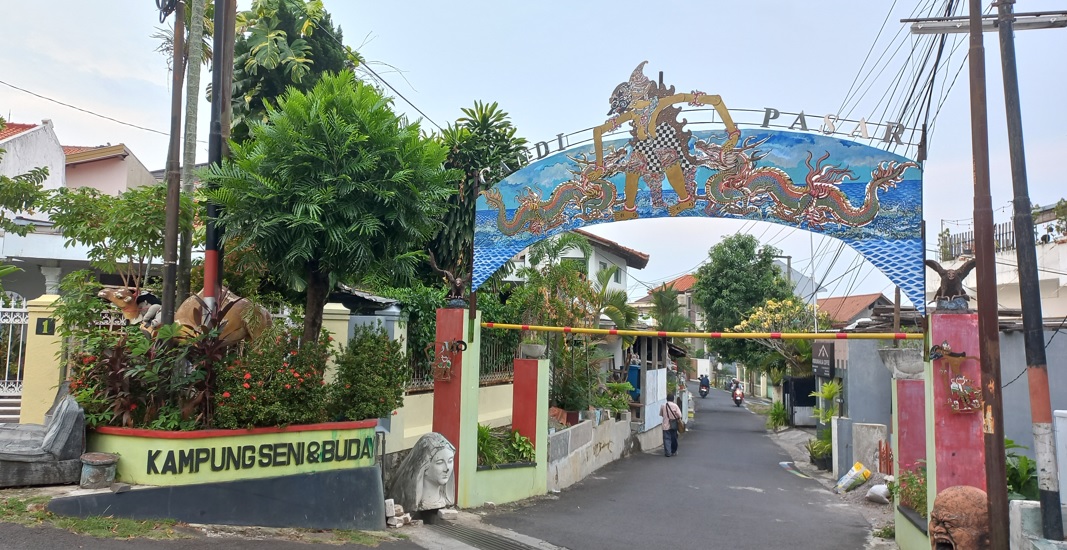 SENI DAN BUDAYA : Gapura masuk RW 4 Kelurahan Kaliwiru yang memiliki sentuhan seni.