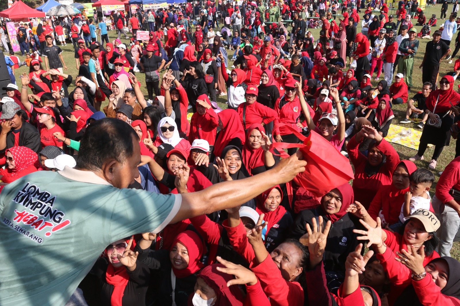 HADIAH JOGET : Bagi-bagi bingkisan untuk warga yang mengikuti Roadshow Lomba Kampung Hebat 2024.